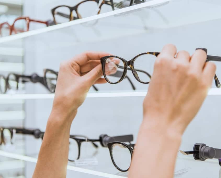 Brillestel i mange stilarter